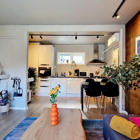 Historic Townhouse - 2 Baths 3 Floors 100 Percent Charm *