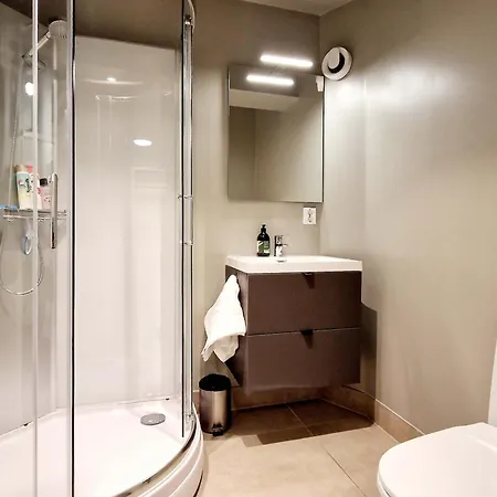 Historic Townhouse - 2 Baths 3 Floors 100 Percent Charm * Берген