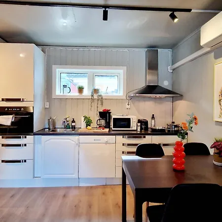 Historic Townhouse - 2 Baths 3 Floors 100 Percent Charm * Берген
