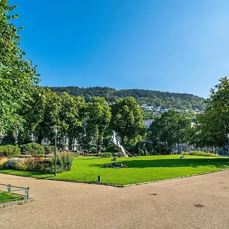 Historic Townhouse - 2 Baths 3 Floors 100 Percent Charm Feriehus *