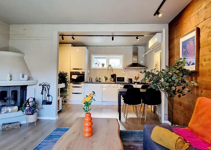 Historic Townhouse - 2 Baths 3 Floors 100 Percent Charm *