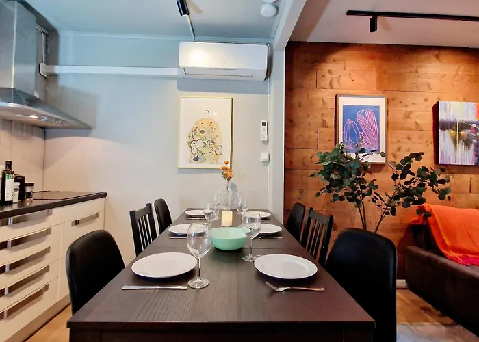 Historic Townhouse - 2 Baths 3 Floors 100 Percent Charm Bergen