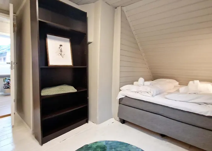 Historic Townhouse - 2 Baths 3 Floors 100 Percent Charm * Bergen