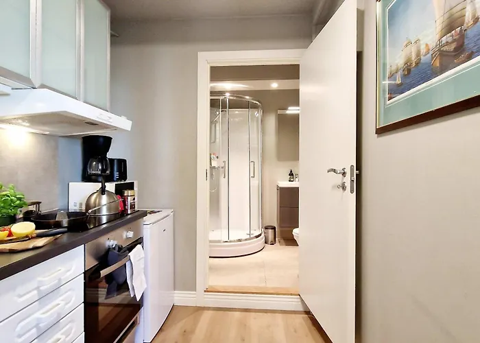 Historic Townhouse - 2 Baths 3 Floors 100 Percent Charm * Bergen