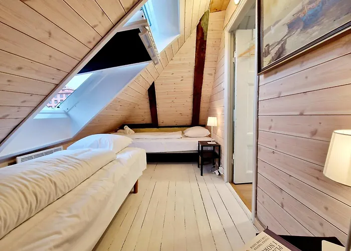 Historic Townhouse - 2 Baths 3 Floors 100 Percent Charm Bergen