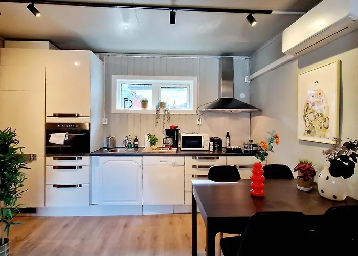 Historic Townhouse - 2 Baths 3 Floors 100 Percent Charm * Bergen