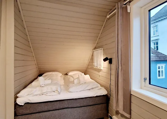 Historic Townhouse - 2 Baths 3 Floors 100 Percent Charm