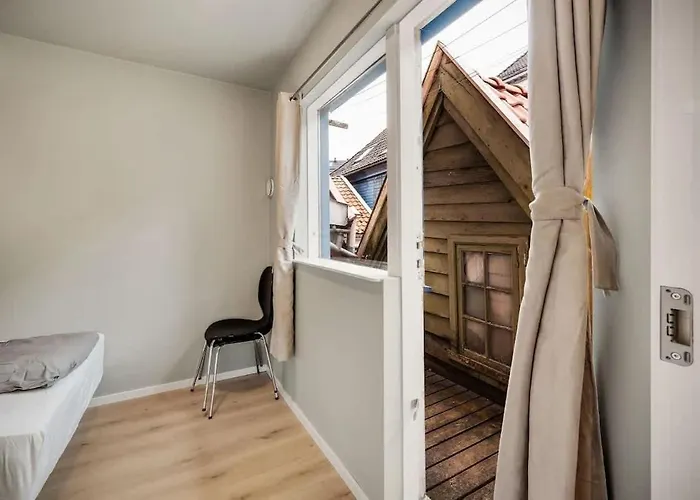 Historic Townhouse - 2 Baths 3 Floors 100 Percent Charm *