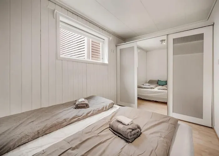 Historic Townhouse - 2 Baths 3 Floors 100 Percent Charm Bergen